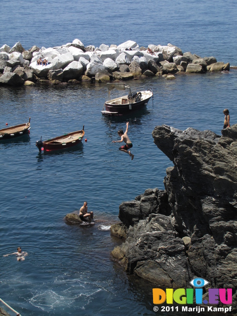 SX19576 Cliff jumping at Manarola, Cinque Terre, Italy